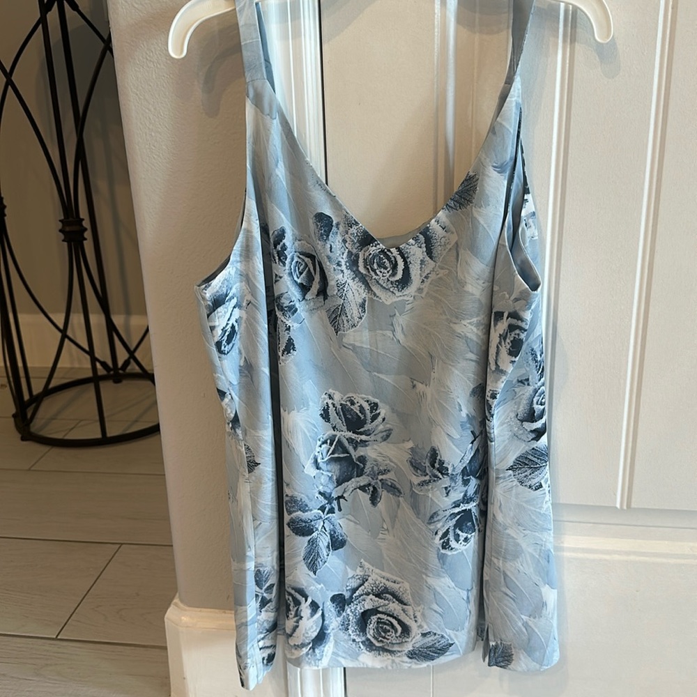 White house black market Floral blue-tank top size medium. NEW with tags